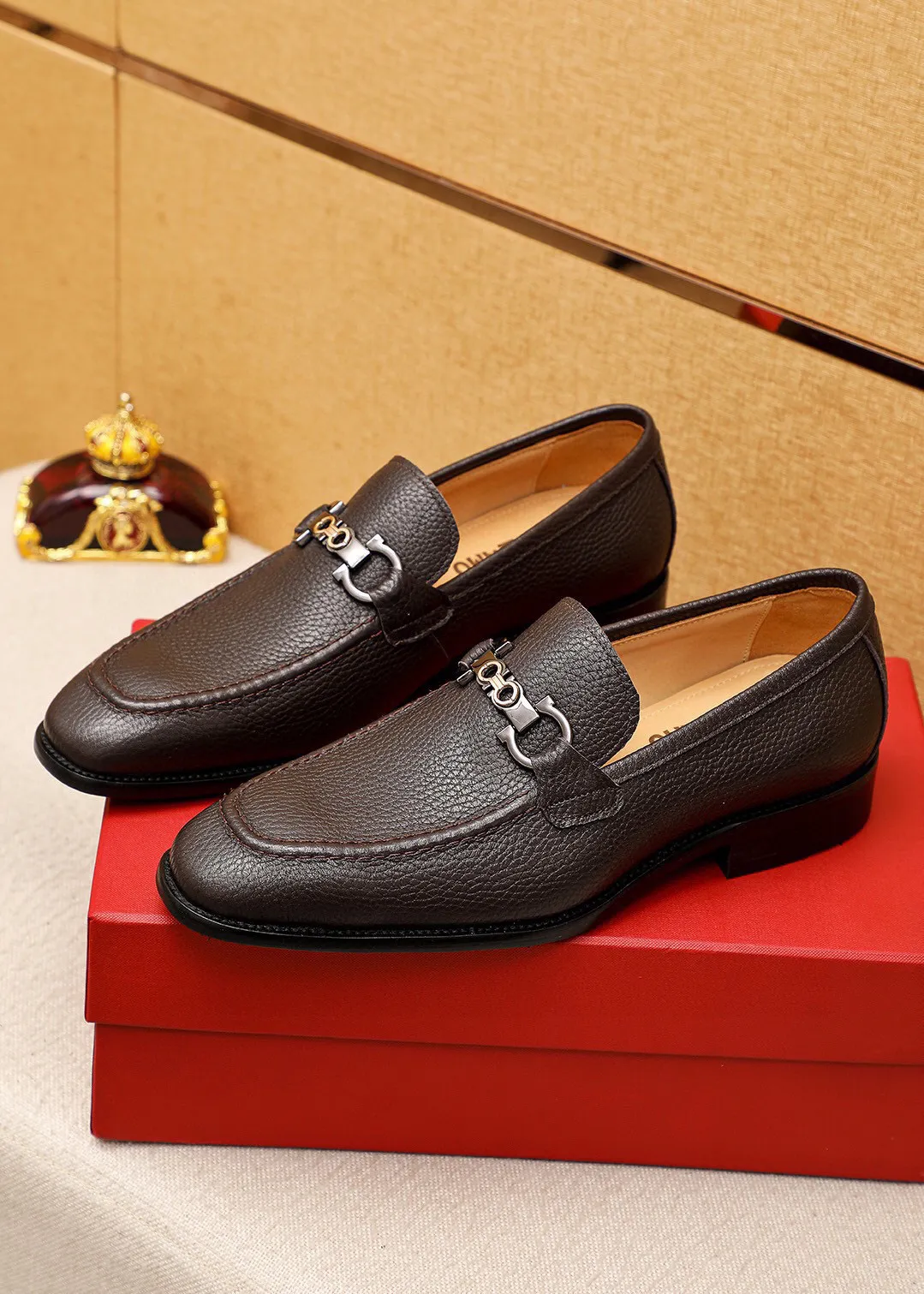 Men's shoes 💰460 💐 Product trademark: Ferragamo "Ferragamo" casual leather shoes Regular size: 38-44 (45🉑️customized) Product materials: Selected imported first-layer pebbled calfskin upper + luxury hardware buckle, imported water-dyed cow leather lining. Strong three-dimensional visual effect, original combination outsole Color: 2⃣️colors available